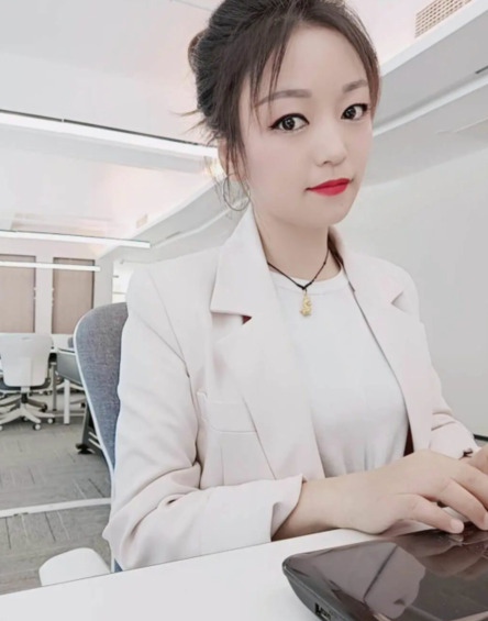 南山丽娜：又白又嫩又漂亮，娇滴滴可爱系小女生